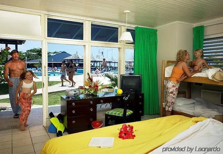 Отель Breezes Trelawny Trewlany Beach
